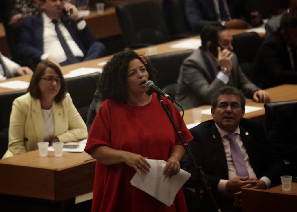 dani portela defendendo os direitos dos pernambucanos na votação dos impostos
