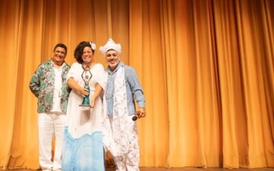 Dani Portela recebe troféu Abebé de Prata Mãe Dadá por sua atuação em defesa das religiões de matrizes africanas