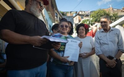 Dani Portela visita bairro do Coqueiral que vive sob risco de deslizamento de barreiras