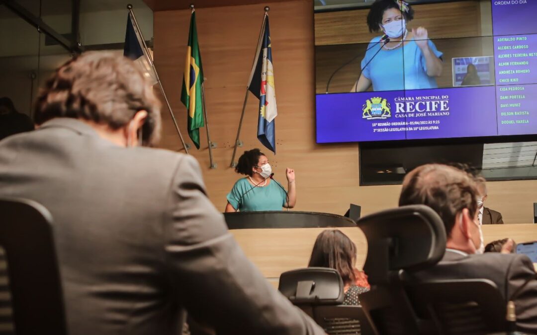 Dani Portela pede a retirada do busto do General Castelo Branco de ponte no Recife