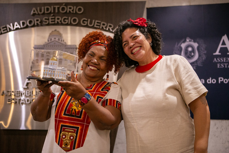 Dani Portela concede título de cidadã pernambucana a Analba Brazão Teixeira e homenageia coletivos de mulheres negras